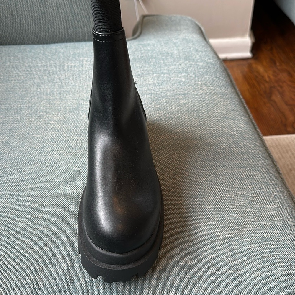 Dolce Vita Dv Chelsea boots pull on never worn